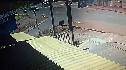Câmera mostra colisão de trânsito na Av. Piquiri