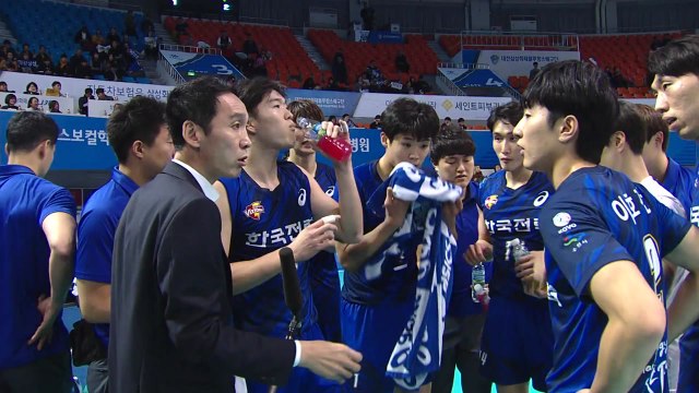 삼성화재, 4위 탈환...한국전력, 개막 15연패 수렁 / YTN