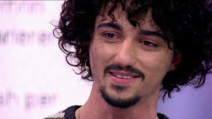 Piktori 20-vjeçar përlotet në studio - Top Channel Albania - News - Lajme