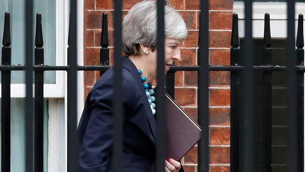 Την αναβολή της ψηφοφορίας για το Brexit ανακοί...