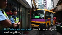 Ônibus invade calçada em Hong Kong