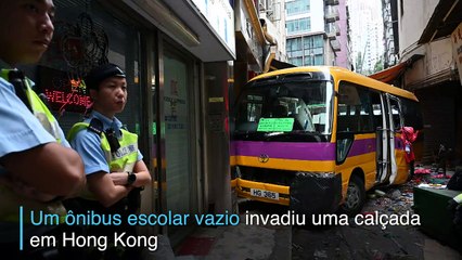 Ônibus invade calçada em Hong Kong