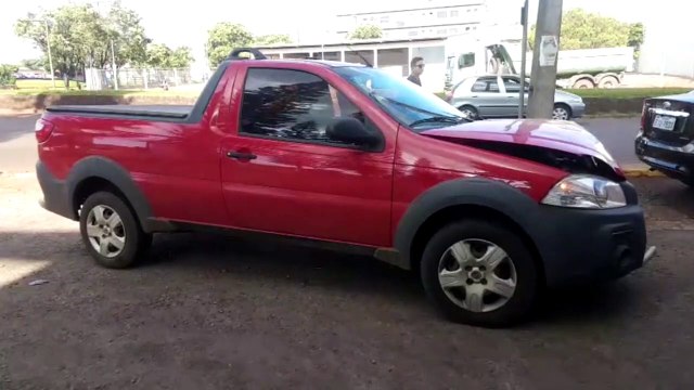 'Engavetamento' envolve três carros na Carlos Gomes