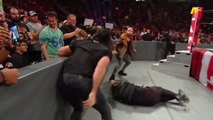 معركة شرسة بين سيث رولينز ودين أمبروز بين صفوف الجماهير قبل مواجهة TLC