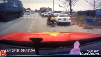 Cette mère sauve son bébé d'un camion en travers de la route !