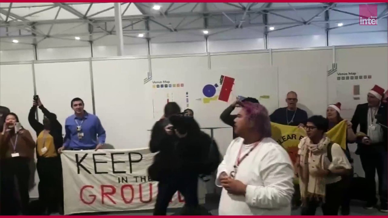 "Que voulons nous ? La justice climatique" : manifestation des militants après avoir été expulsés de la la conférence sur le climat.
