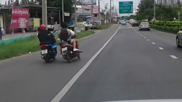 Quand 2 hommes en scooters se donnent des coups de pied, ça termine mal