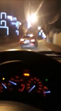 Regardez à quoi lui sert sa brosse à dents lumineuse