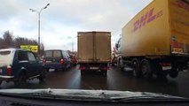 Un mouton provoque un embouteillage sur la route