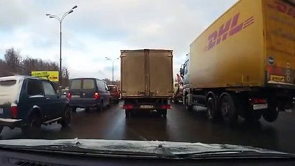 Un mouton provoque un embouteillage sur la route