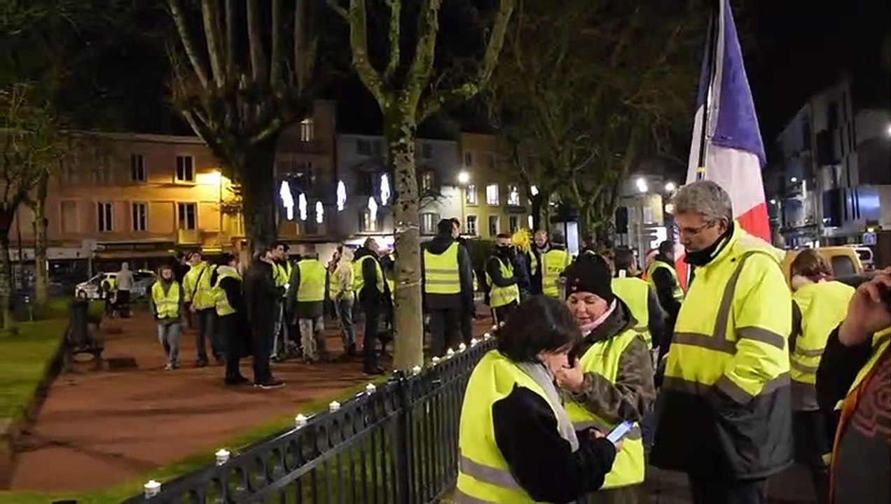 Des Gilets jaunes de l'Ain mobilisés devant la préfecture de Bourgen