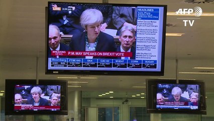 May aplaza votación sobre Brexit, discutirá con Bruselas