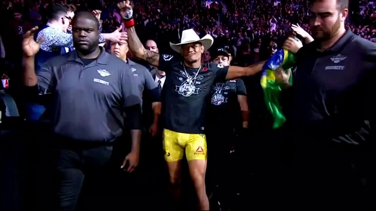 Alex Oliveira Walkout Music,.. Who knows the name of it and artist