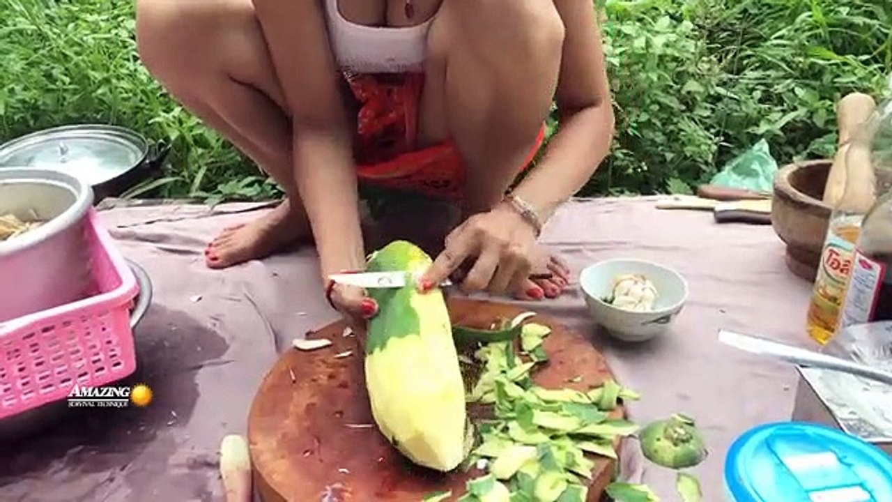 Cooking wild - Cooking Chicken Soup Eating Very Delicious - Survival Technique