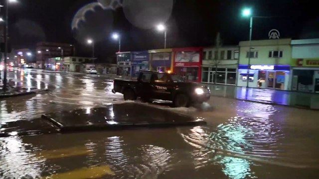 Su borusu patladı, iş yerlerini su bastı - SİVAS