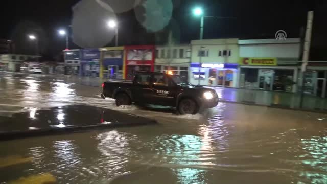 Su Borusu Patladı, İş Yerlerini Su Bastı