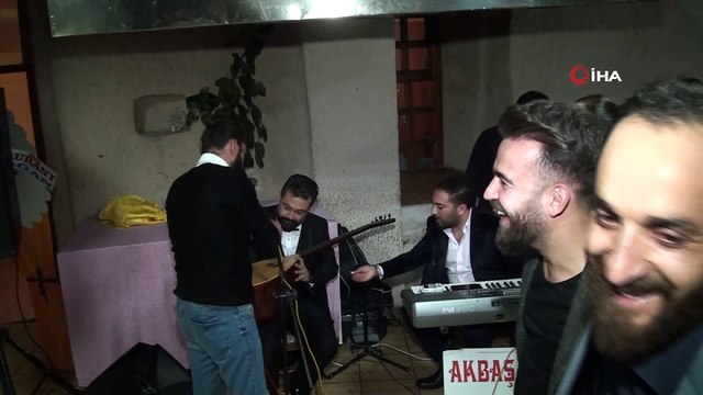 Düğünde damat çaldı, konuklar oynadı
