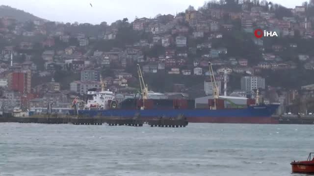 Zonguldak'ta Kuvvetli Fırtına...yağmurla Birlikte Şiddetini Artıran Dalgalar Zaman Zaman Liman...