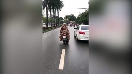 Người đàn ông 'nóng bỏng' nhất giữa trời đông Hà Nội