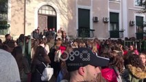 Ora News - Studentët e Mjekësisë bllokojnë derën e fakultetit