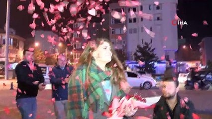 Şehir merkezindeki dev ekranla evlenme teklifi etti