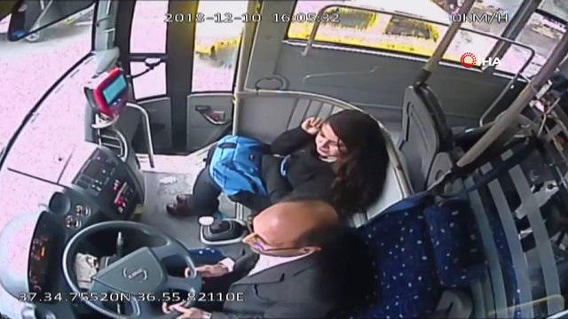Otobüs şoförü rahatsızlanan yolcuyu hastaneye böyle yetiştirdi