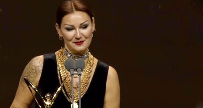 Altın Kelebek'te Ödül Alan Pınar Altuğ, Kendisini Eleştirenlere Tepki Gösterdi