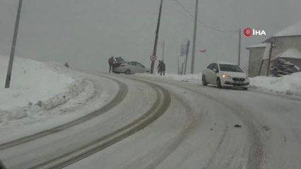 Download Video: Uludağ'da 2 Gündür Yağan Tipi Şeklinde Kar Nedeniyle Yollar Kapandı, Vatandaşlar Mahsur Kaldı