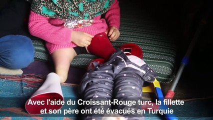 Une Syrienne née sans jambes marche avec des nouvelles prothèses