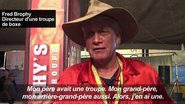 En Australie, le public défie des boxeurs itinérants sur le ring