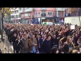 Protesta e studentëve në Tiranë/ Marshim në këmbë drejt MASR, bashkë me ta edhe gjimnazistët