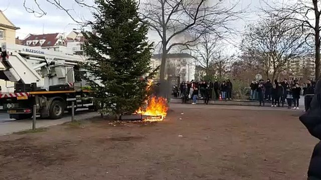 Devant le lycée Jean-Monnet
