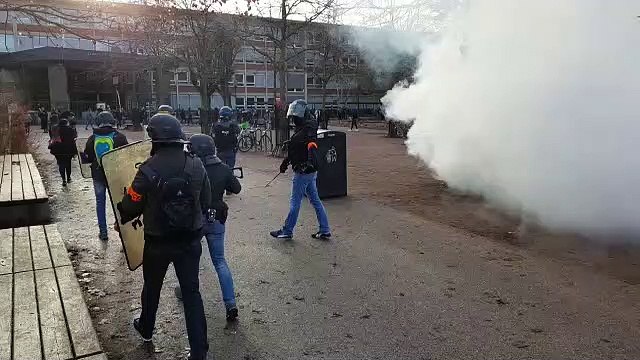 Intervention des forces de l'ordre devant Jean-Monnet