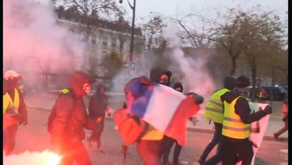 Macron asume su "responsabilidad" ante crisis de chalecos amarillos