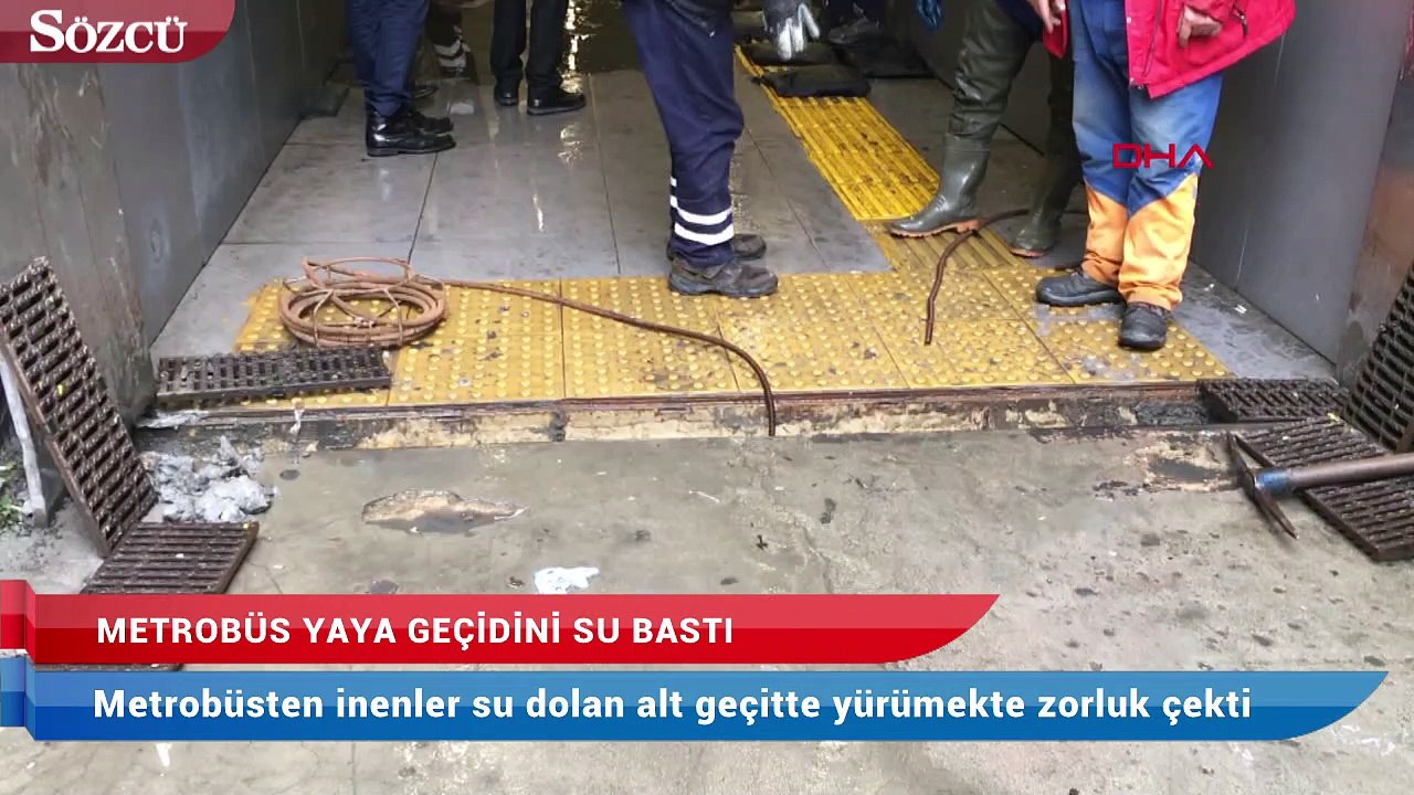 Metrobüs yaya geçidini su bastı