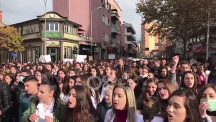 Ora News - TANI/ Marshimi masiv i studentëve të Mjekësisë tek Selvia