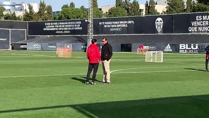 Anil Murthy charla con Marcelino