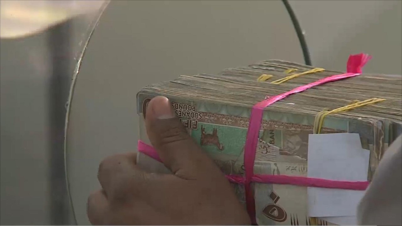 العملة السودانية تهبط وتسجل 60 جنيها أمام الدولار