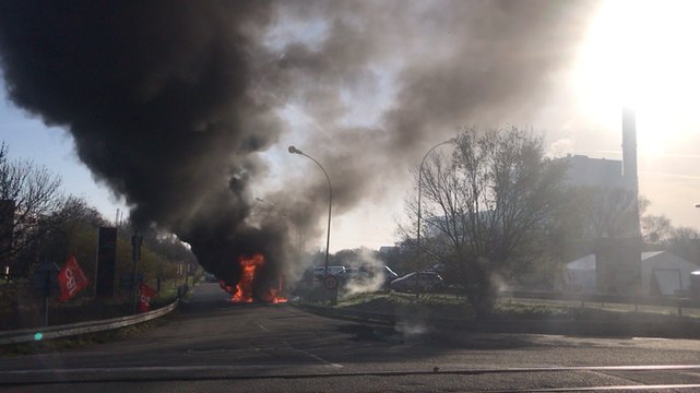Un camion s enflamme sur les braises d un feu de barricades à Cordemais
