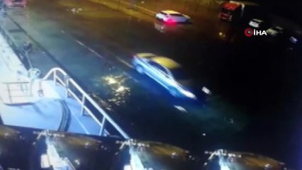 Otomobil denize böyle düştü