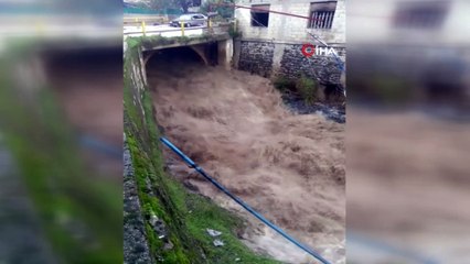 Hatay’da yağışlar yolları göle çevirdi, araçlar ilerlemekte güçlük geçti