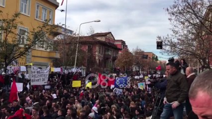 Ora News - Protesta me vuvuzela e studentëve para Ministrisë së Arsimit
