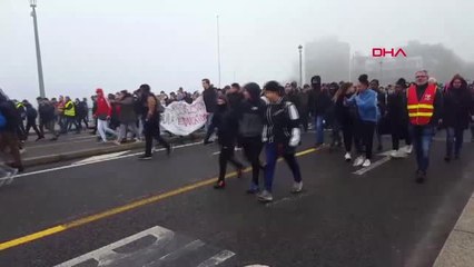 Dha Dış - Fransa'da Liseliler 'kara Salı' Protestoları Düzenliyor