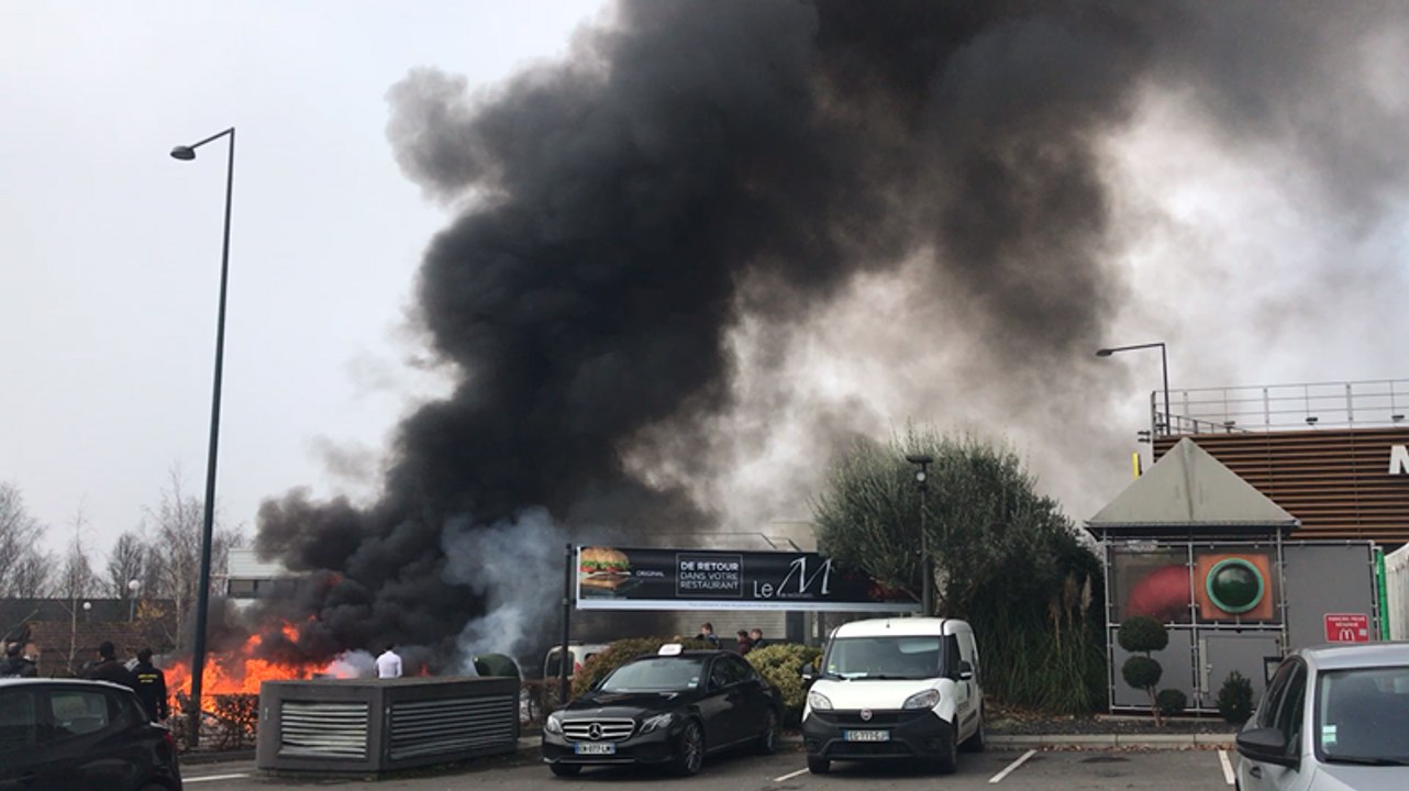 Rennes. Feu rue de St Brieuc suite à la manifes...