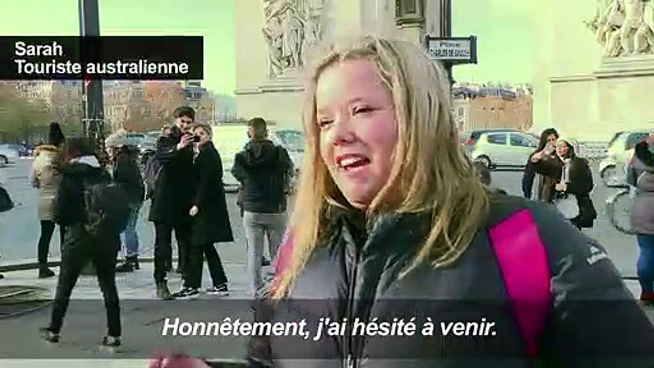 "Gilets jaunes": qu'en pensent les touristes étrangers à Paris?