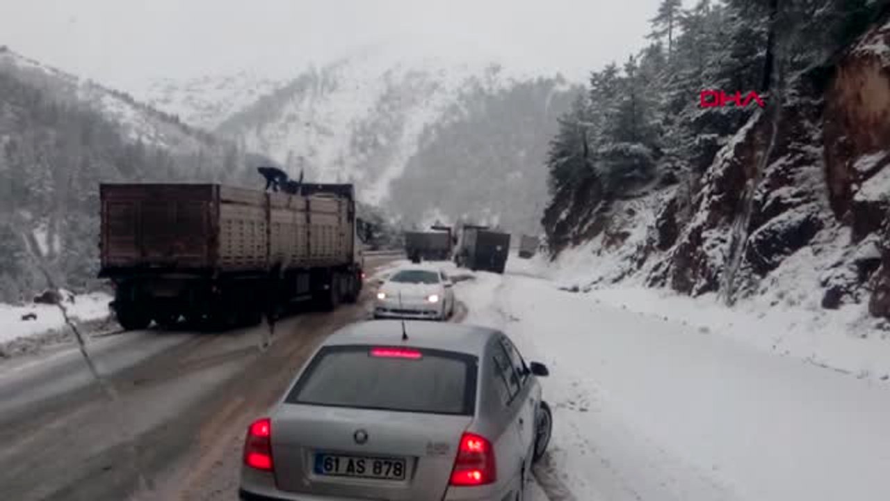 Trabzon Doğu Karadeniz'de Kar Etkili Oluyor; Araçlar Yollarda Kaldı