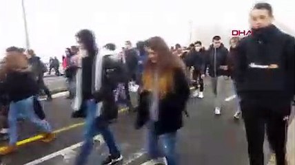 Fransa'da liseliler sokakta