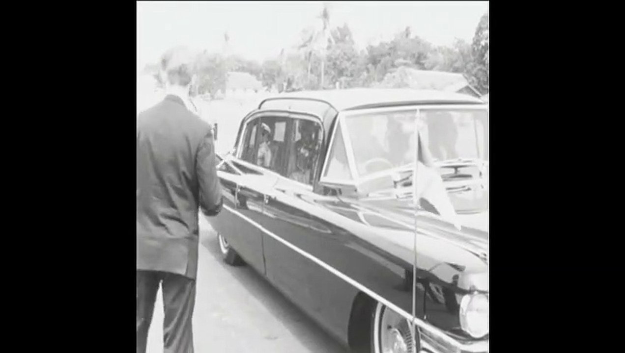 Wakil Presiden Amerika Serikat, Hubert Humphrey Mengunjungi Makam Pahlawan di Jakarta 5 November 1967