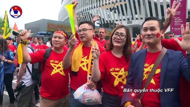 Không khí sôi động của CĐV Việt Nam trước trận chung kết lượt đi AFF Cup 2018 | VFF Channel