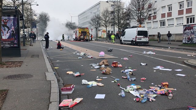 Feux de poubelle devant la fac de Rennes 2